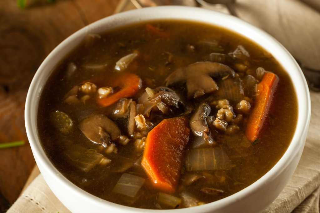 Sopa de cevadinha é uma refeição completa e leve para o jantar