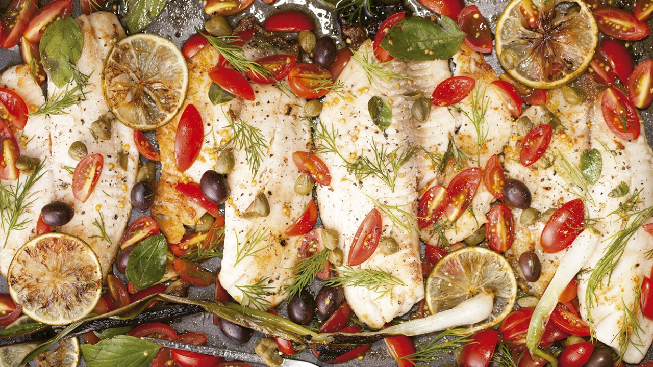Saint-peter com ervas e tomate-cereja