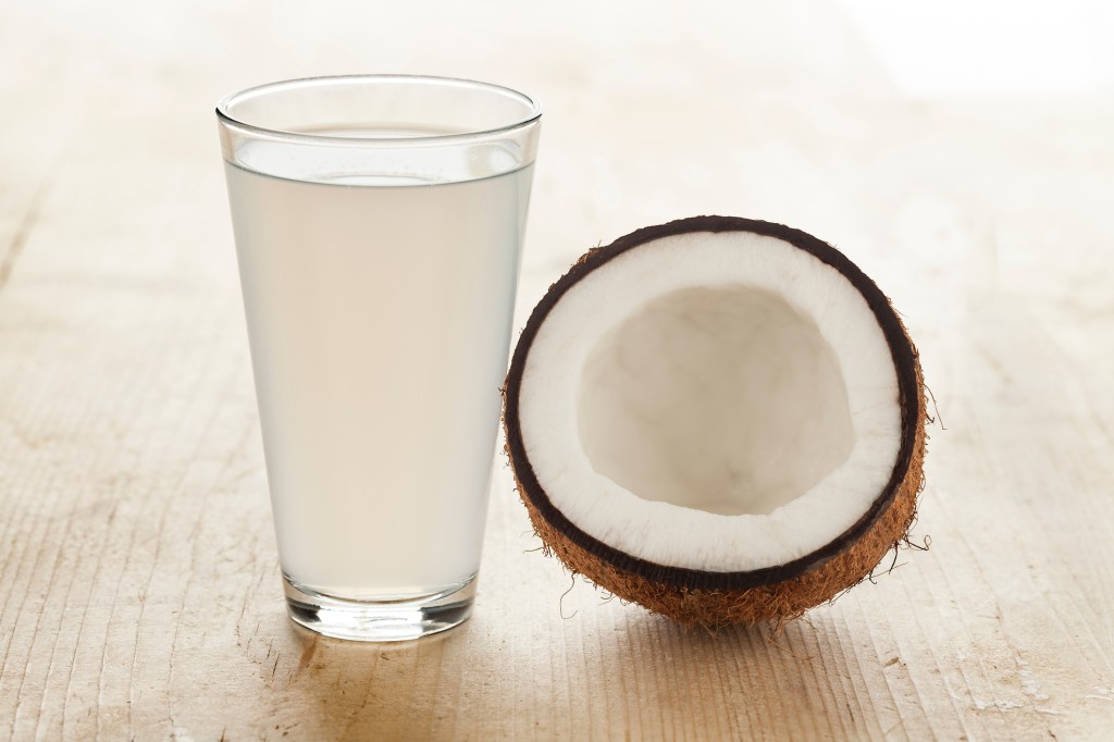 Como a água de coco pode melhorar sua hidratação e bem-estar