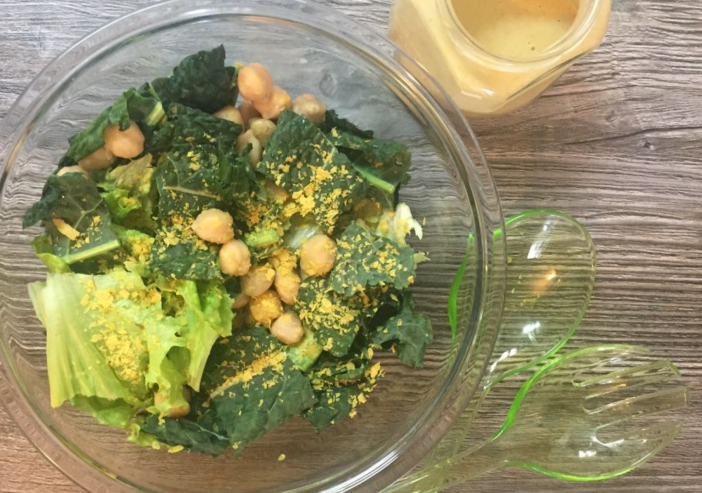 Salada de couve e grão-de-bico com molho de tahine