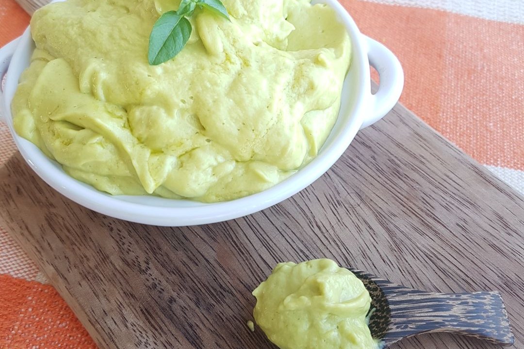 Maionese de abacate com molho pesto