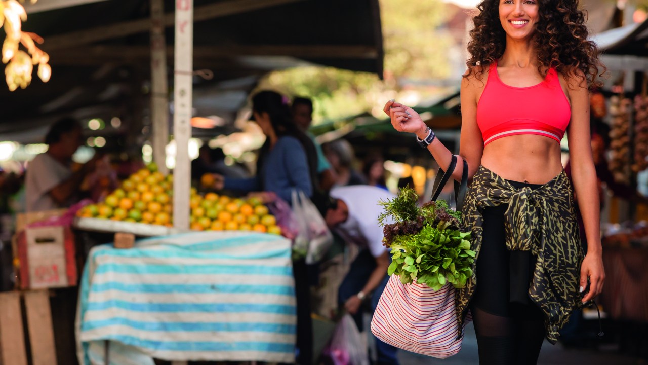 Mulher fazendo compras na feira