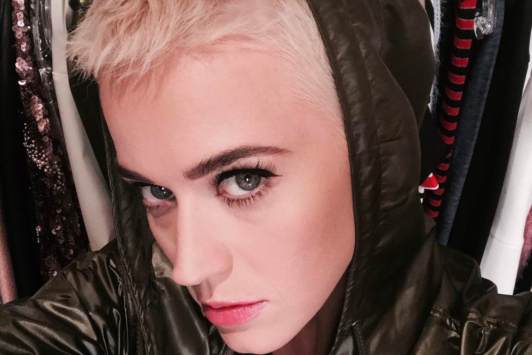 Close de Katy Perry com uma jaqueta com capuz