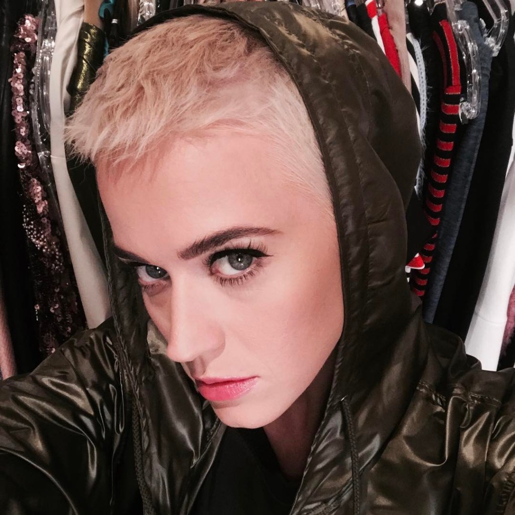 Close de Katy Perry com uma jaqueta com capuz