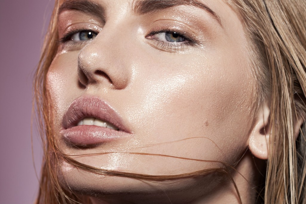 3 hábitos que vão manter a pele do seu rosto cheia de saúde