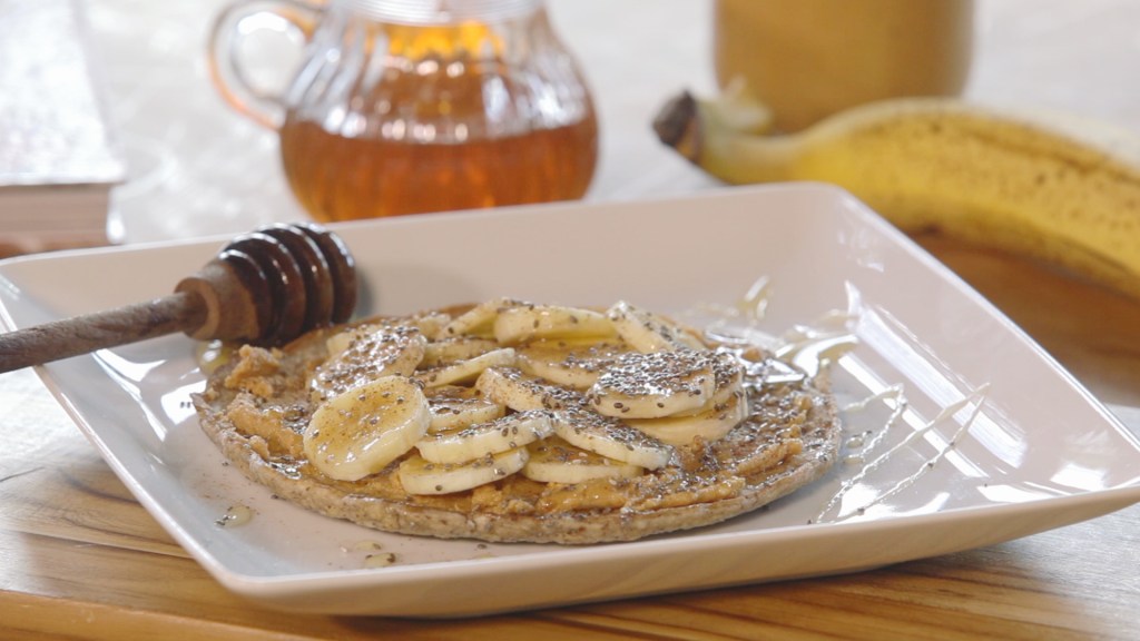 Panqueca com pasta de amendoim e banana para o café da manhã