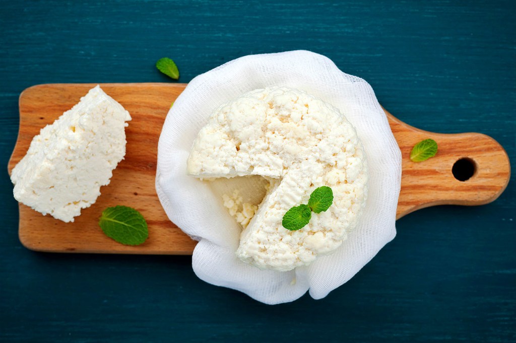 Aprenda a fazer ricota e leite de amêndoas de uma só vez
