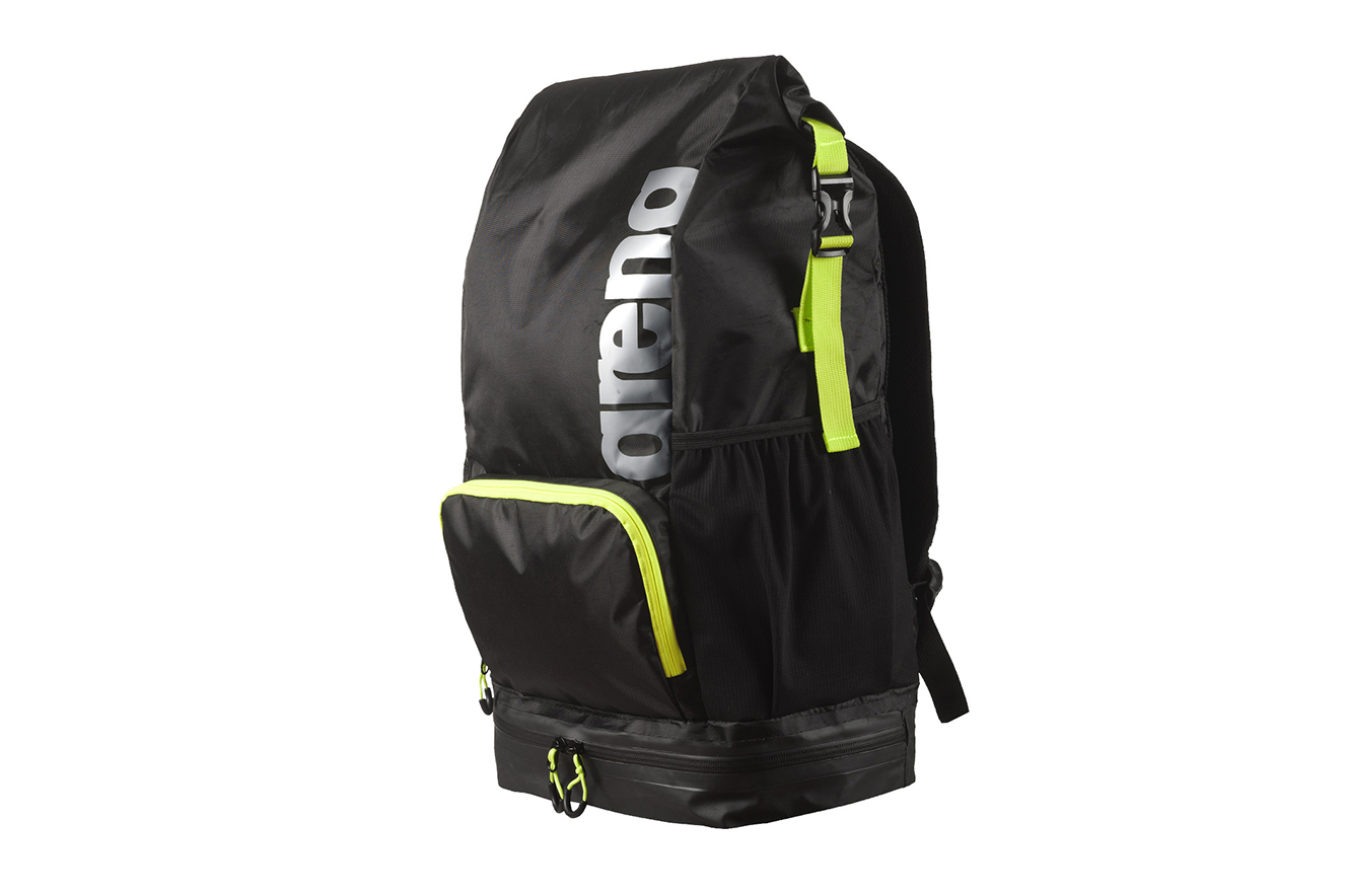 <b><span>Mochila Fast Dry, <a href="https://www.brwgroup.com.br/arena/" target="_blank" rel="noopener">Arena</a>, R$ 410</span></b>&nbsp;(Pre&ccedil;o pesquisado em agosto de 2017).&nbsp;<span>Com revestimento imperme&aacute;vel, forro antigotejamento e grande compartimento principal, a mochila Fast Dry &eacute; perfeita para a pr&aacute;tica de esportes aqu&aacute;ticos. Os itens molhados v&atilde;o em um lugar separado, de modo que sua roupa do escrit&oacute;rio (ou da balada) permanecem intactas!</span>