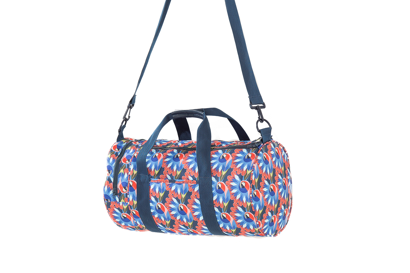 <b><span>Bolsa Arara Gr&aacute;fica, <a href="https://esportes.centauro.com.br/nav/marca/farmrio/0" target="_blank" rel="noopener">Farm e Centauro</a>, R$ 398&nbsp;</span></b><span>(Pre&ccedil;o pesquisado em agosto de 2017).&nbsp;</span>Charmosa e cheia de personalidade, a bolsa estampada com araras vai trazer ainda mais anima&ccedil;&atilde;o e divers&atilde;o para sua rotina fitness.