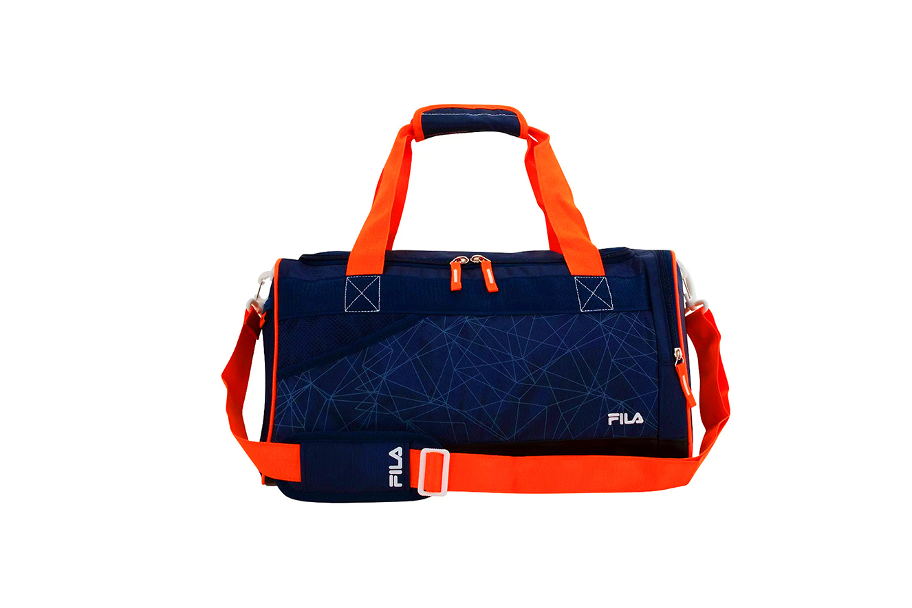 <b><span>Mala Fila Trainer, <a href="https://www.fila.com.br/" target="_blank" rel="noopener">Fila</a>, R$ 100&nbsp;</span></b><span>(Pre&ccedil;o pesquisado em agosto de 2017).&nbsp;</span>Cabe sua vida inteira dentro dessa mala! Al&eacute;m das roupas e dos acess&oacute;rios de treino, d&aacute; para carregar cal&ccedil;ados, pe&ccedil;as molhadas e ainda os itens de banho.