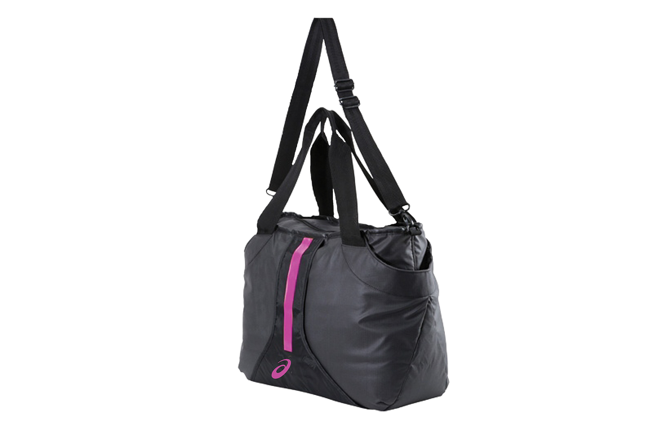 <b><span>Training Bag, <a href="https://www.asics.com.br/" target="_blank" rel="noopener">ASICS</a>, R$ 230&nbsp;</span></b><span>(Pre&ccedil;o pesquisado em agosto de 2017).&nbsp;</span>Com al&ccedil;a especial para acoplar mats, essa &eacute; uma escolha pr&aacute;tica e funcional para aquelas que fazem ioga ou pilates.