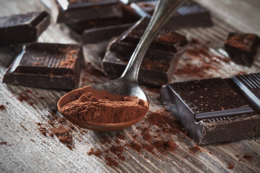 Chocolate em barra e cacau em pó