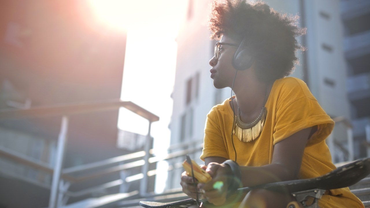 Mulher ouvindo música