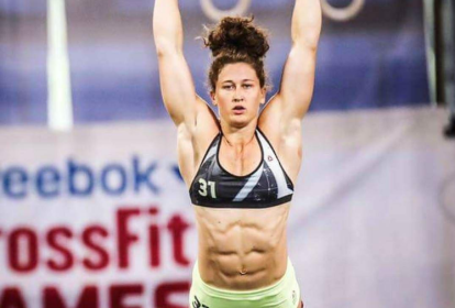 Tia-Clair Toomey nas argolas durante Crossfit Games 2017