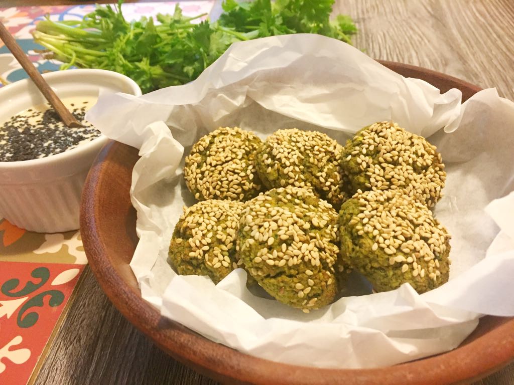 Falafel assado de lentilha e molho tahine para um menu proteico