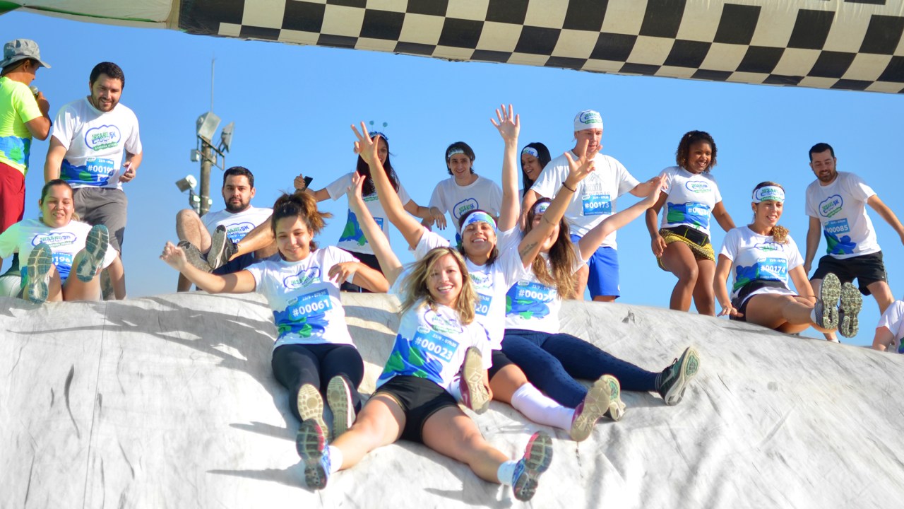 Mulheres em obstáculo inflável da Corrida Insana