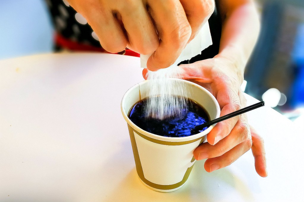 É verdade que adoçante engorda? Especialista responde