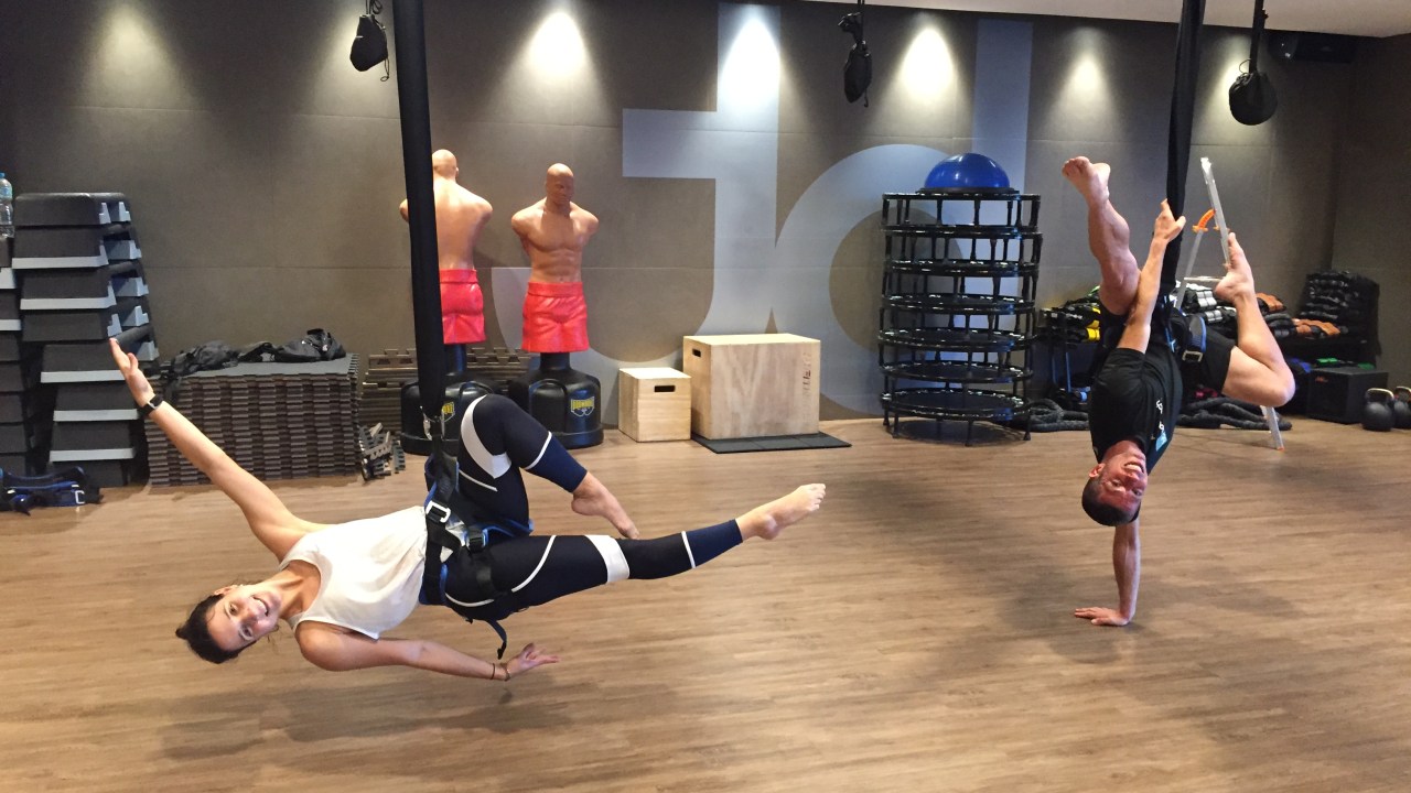 Daniela Bernardi testa Bungee Dance, aula de dança presa ao elástico