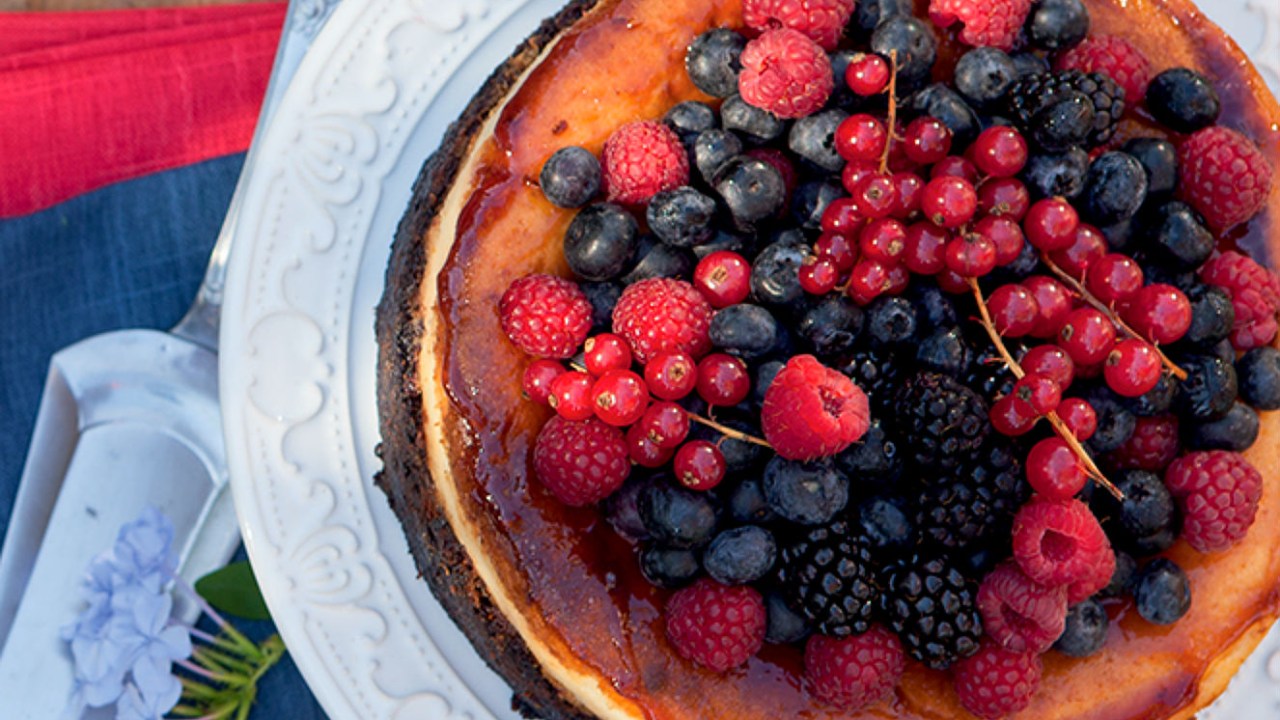 Bolo cheesecake e frutas vermelhas