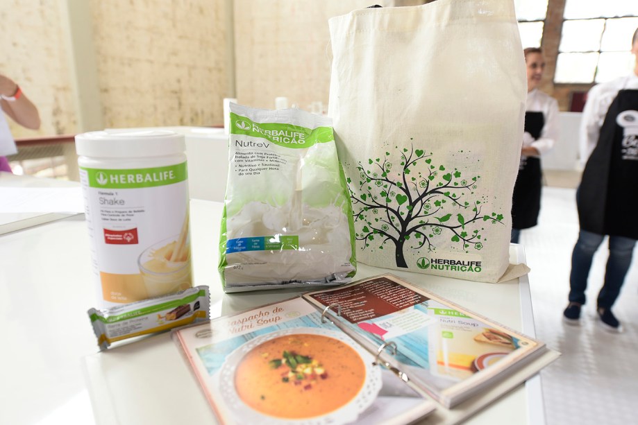 Todos os convidados ganharam um KIT<span>&nbsp;com produtos Herbalife e o livro Cole&ccedil;&atilde;o Receitas Saud&aacute;veis Herbalife Nutri&ccedil;&atilde;o.&nbsp;</span>