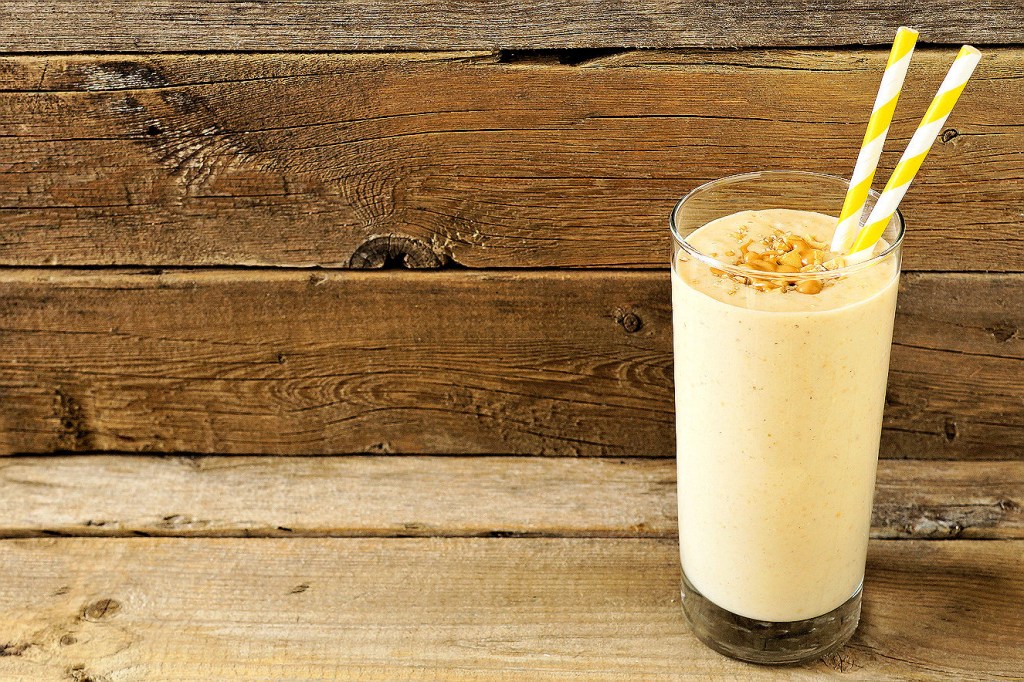 Este shake proteico de amendoim vale por um jantar