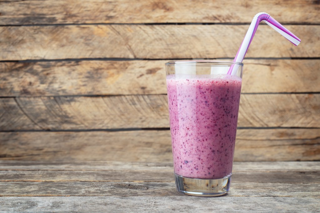 Este shake roxo antioxidante vai repor suas energias pós-treino
