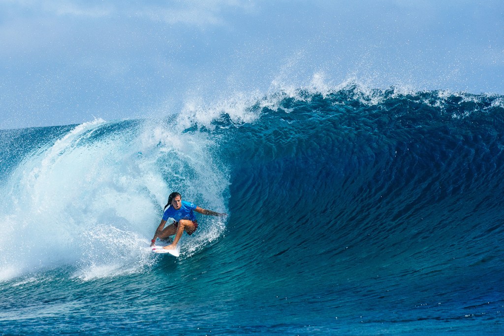 Surfistas comemoram campeonato inédito só para mulheres no Rio