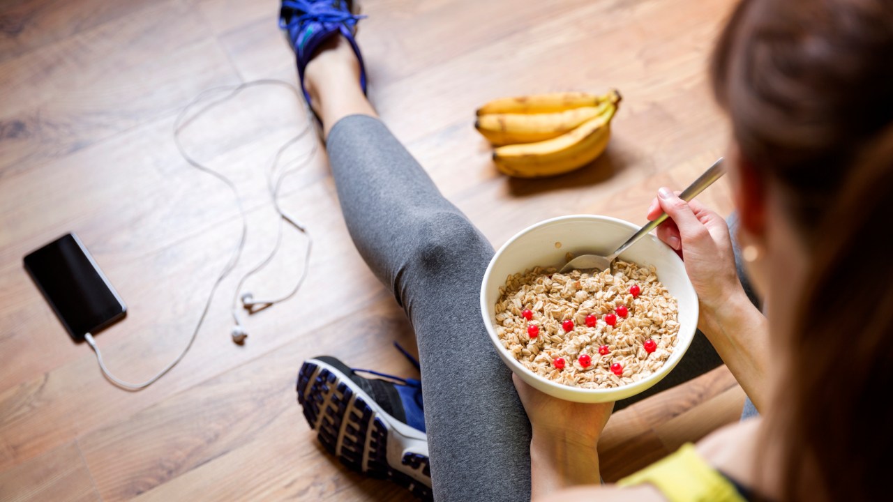 Menina comendo granola