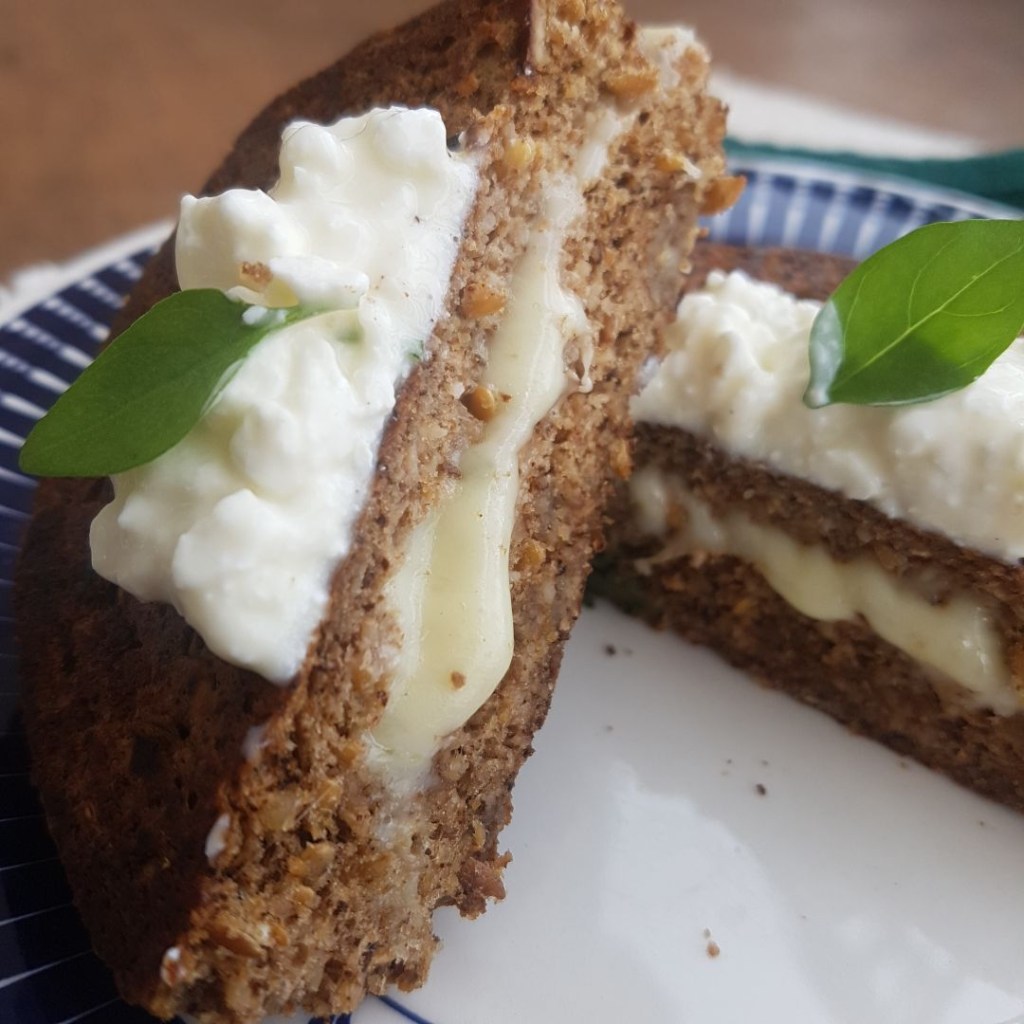 Este panini de nozes é low carb e fica pronto em 5 minutos
