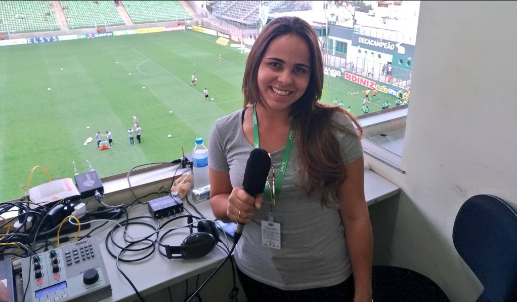 Jovem de 20 anos prova que lugar de mulher também é narrando jogo