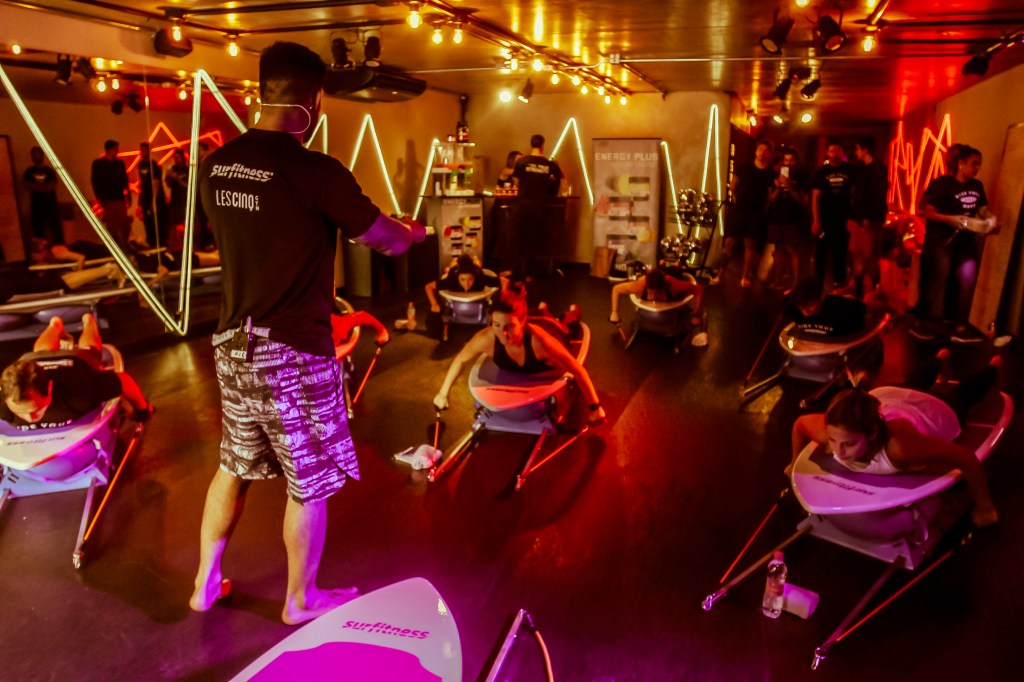 Surfe na academia? Nova aula faz você gastar até 600 calorias