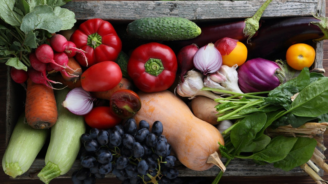 Caixa com frutas e legumes