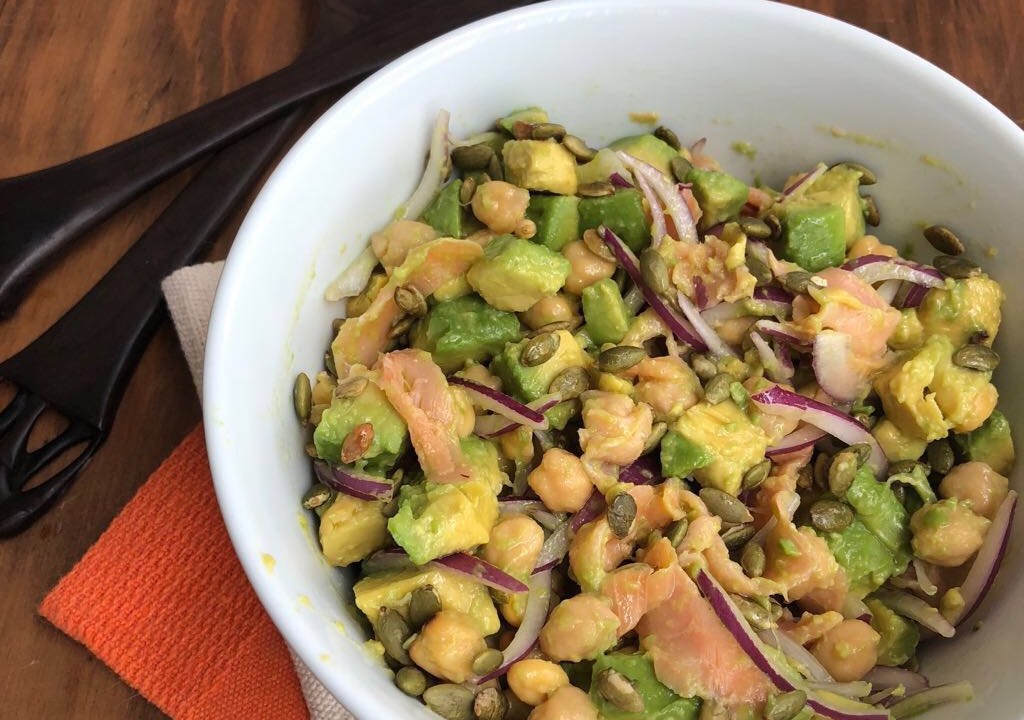 Salada de salmão defumado com abacate