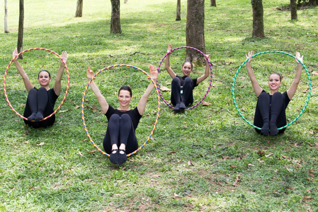 Defina pernas e abdômen de forma divertida usando um bambolê