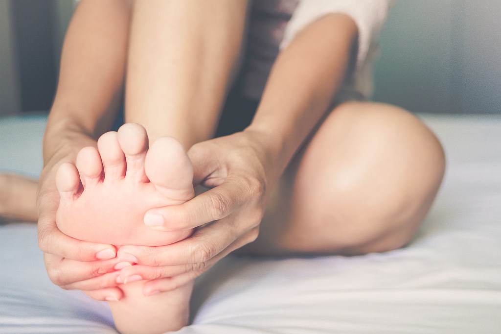 Pés e tornozelos inchados? Veja o que pode ser