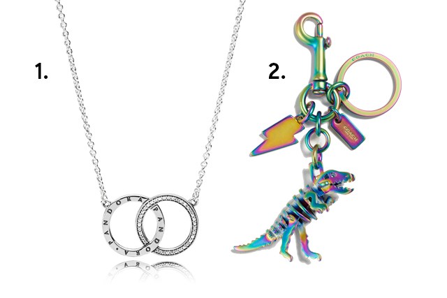 1. Colar, <a href="https://www.pandorajoias.com.br/" target="_blank" rel="noopener">Pandora</a>, R$ 325; 2. Chaveiro, <a href="https://brazil.coach.com/" target="_blank" rel="noopener">Coach</a>, R$ 510 (pre&ccedil;os pesquisados de novembro de 2017)