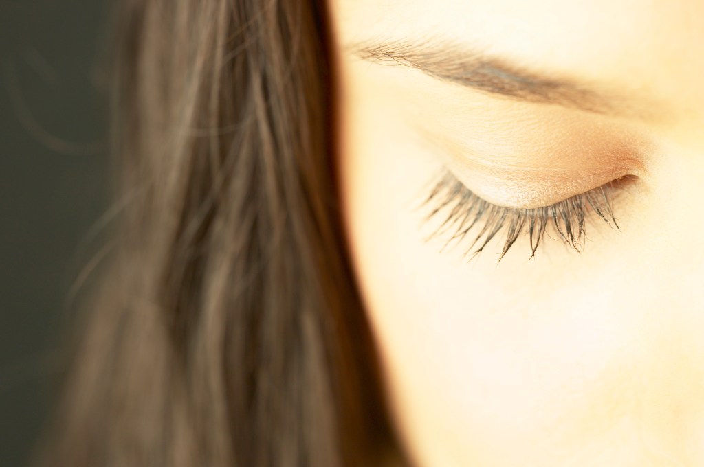 Mulher acumulou 100 ácaros nos cílios após anos sem lavar fronha