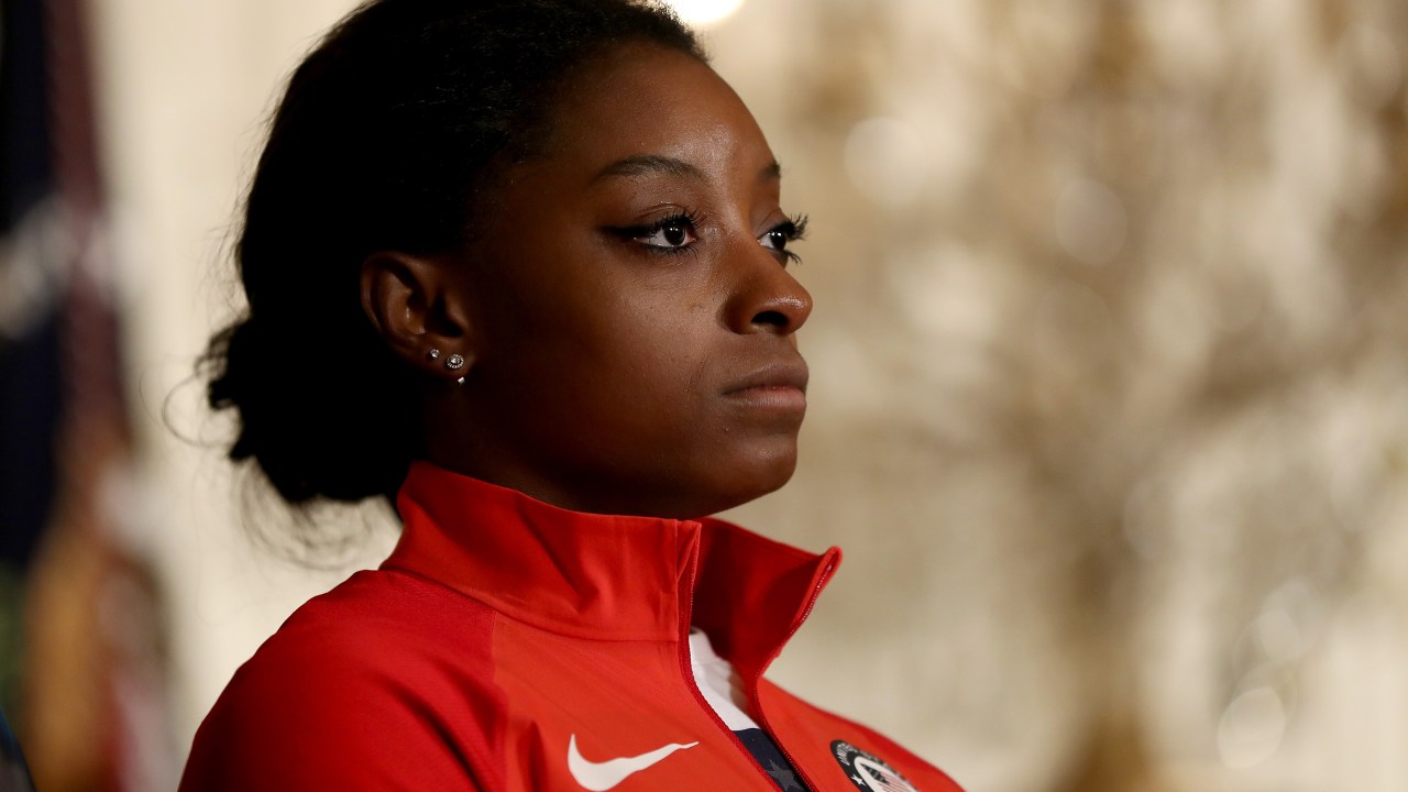 Atleta Simone Biles com uniforme da seleção