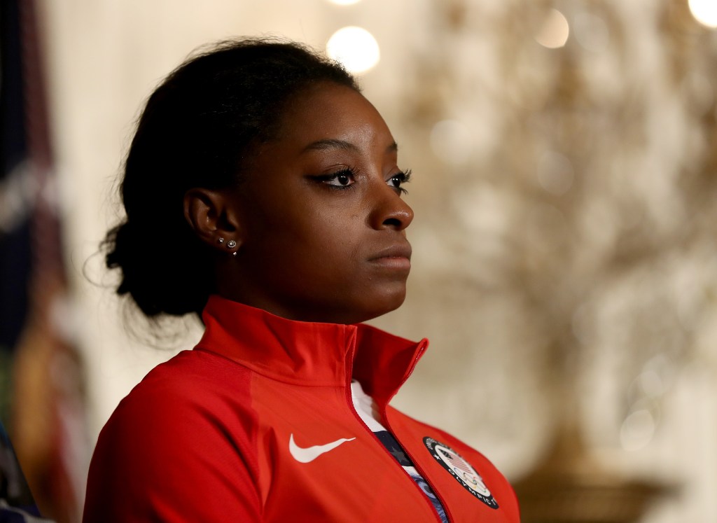 Simone Biles revela que foi abusada sexualmente por ex-médico