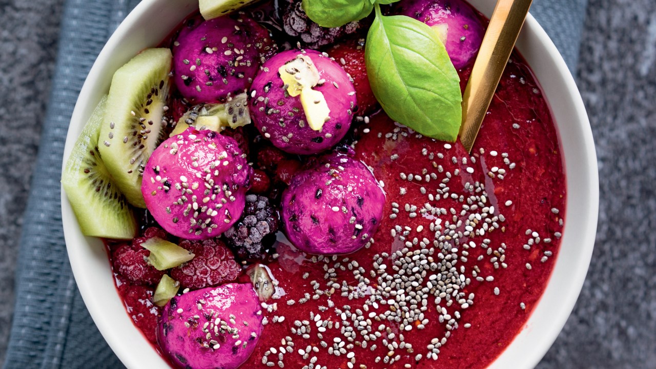 Smoothie rosa de pitaya e banana