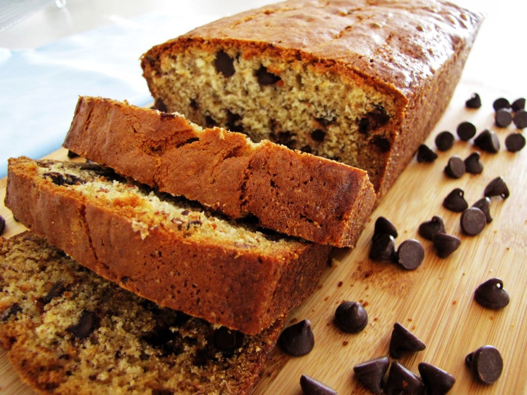 Saudável e gostoso: bolo de banana com chocolate amargo