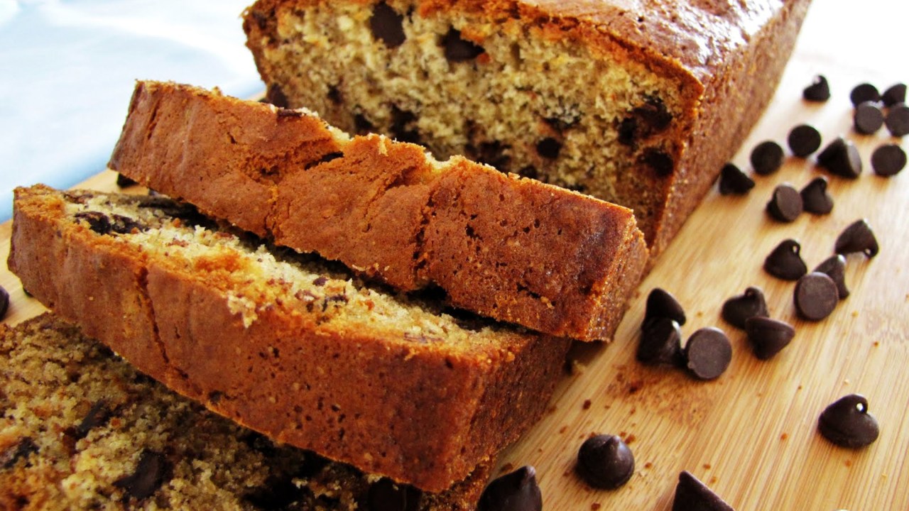 Bolo saudável de banana com chocolate