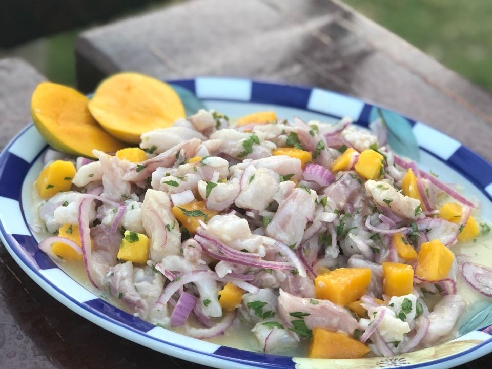 Ceviche tropical de peixe branco com manga