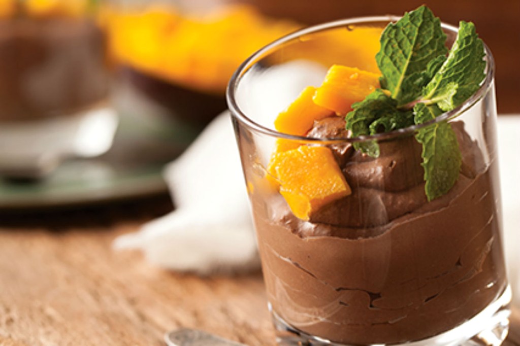 Mousse de cacau, abacate e manga é uma sobremesa funcional