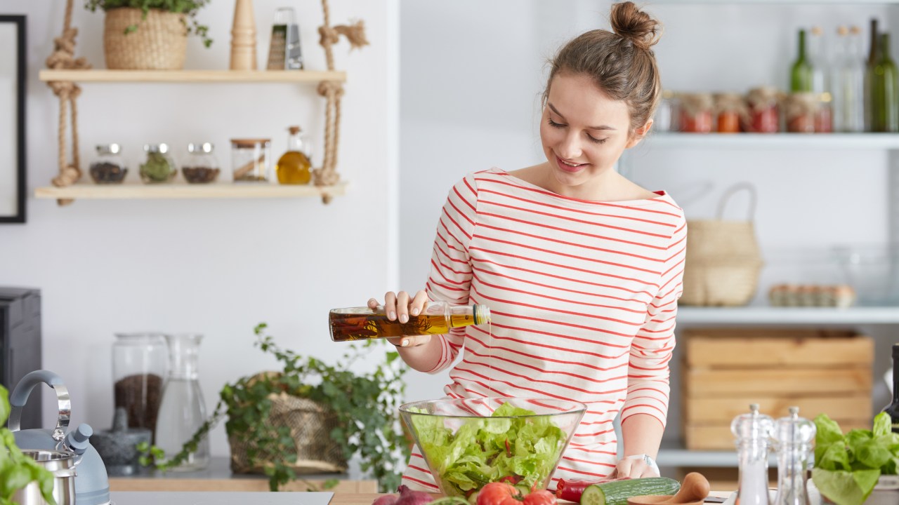 Mulher cozinhando alimentos saudáveis