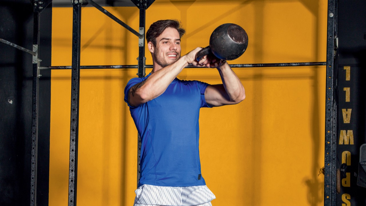 Movimento com kettlebell com Carlos Klein