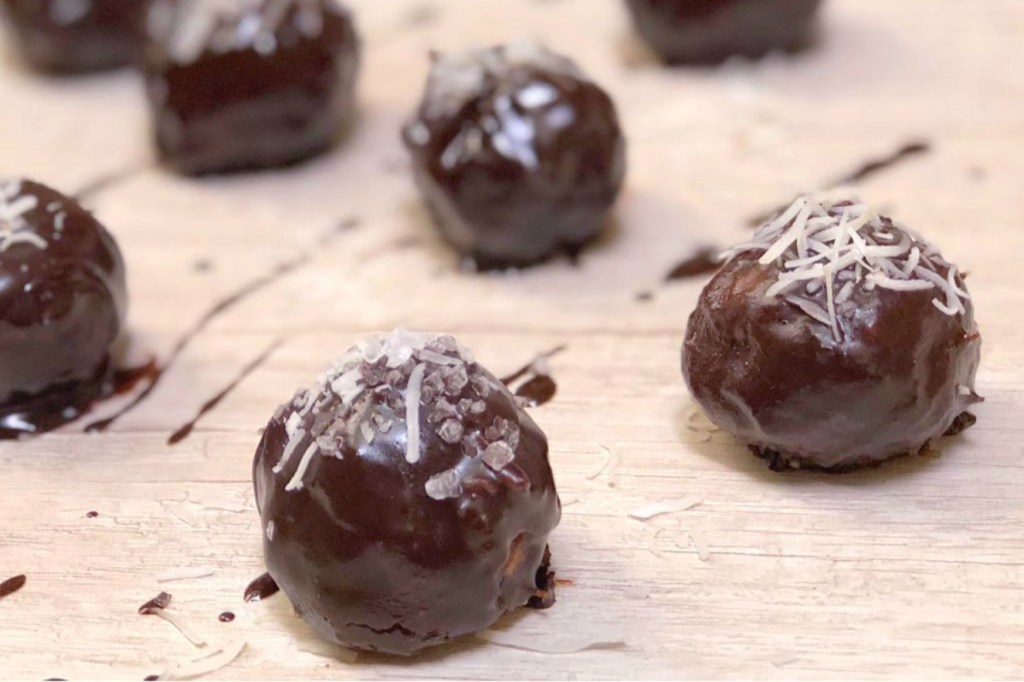 Páscoa vegana com bombom caramelizado de tâmara, coco e cacau