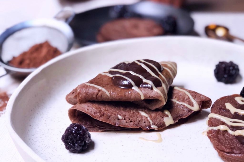 Você vai amar esta panqueca funcional com calda de chocolate