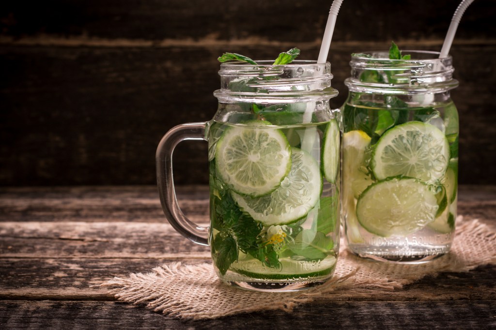 O risco de tomar água com limão (e outras bebidas) para os dentes