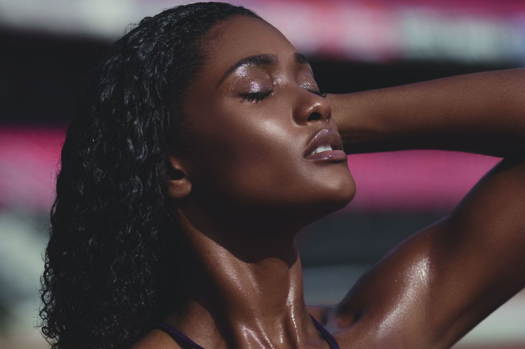 Os aprendizados de Erika Januza para realçar a beleza e cuidar da pele